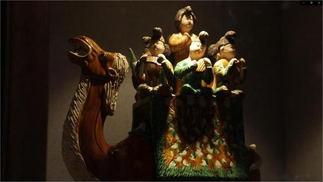 箜篌陶俑：骆驼上的乐队