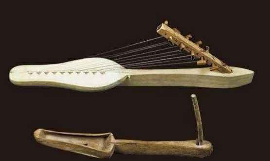 且末博物馆三千年的古乐器——箜篌（扎滚鲁克墓出土）.jpg